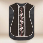 Chasuble romaine réplique noir Jésus sur la Croix