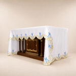 Nappe d’autel mariale brodée sur trois côtés 396x115cm