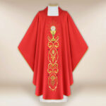 Belle chasuble brodée rouge avec motif de calice