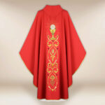 Belle chasuble brodée rouge avec motif de calice