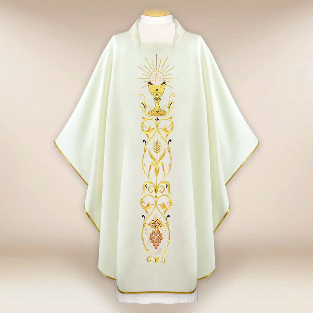 Belle chasuble brodée écrue avec motif de calice