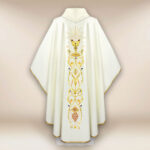 Belle chasuble brodée écrue avec motif de calice