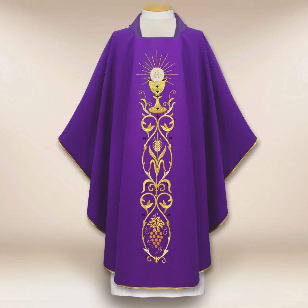 Belle chasuble brodée violette avec motif de calice