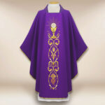 Belle chasuble brodée violette avec motif de calice