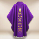 Belle chasuble brodée violette avec motif de calice