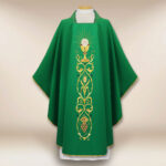 Belle chasuble brodée verte avec motif de calice