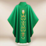 Belle chasuble brodée verte avec motif de calice