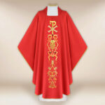 Chasuble liturgique avec motif PX rouge