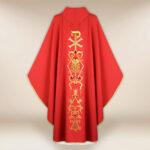 Chasuble liturgique avec motif PX rouge