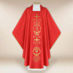 Chasuble liturgique avec motif de croix