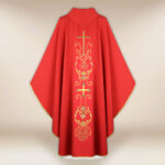 Chasuble liturgique avec motif de croix