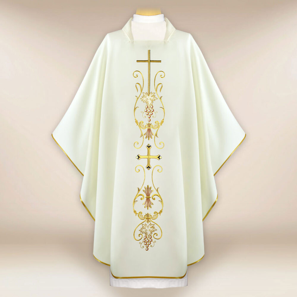 Chasuble liturgique avec motif de croix écru