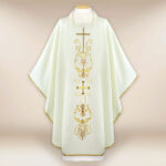 Chasuble liturgique avec motif de croix écru