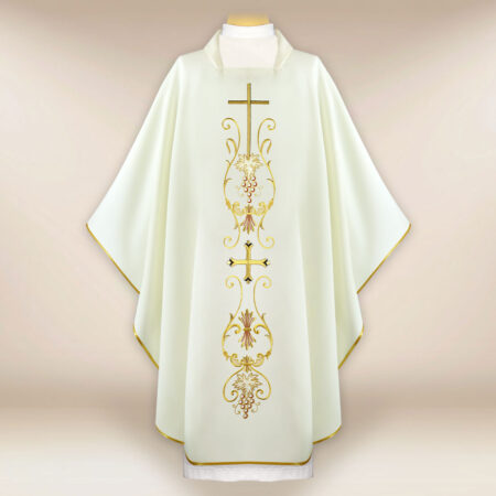 Chasuble liturgique avec motif de croix écru
