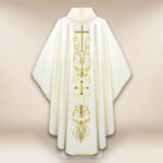 Chasuble liturgique avec motif de croix écru