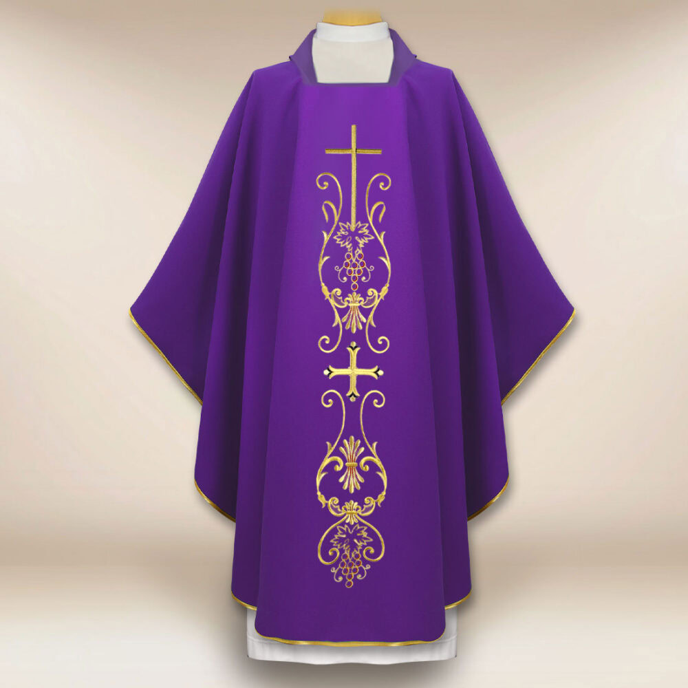 Chasuble liturgique avec motif de croix
