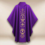 Chasuble liturgique avec motif de croix