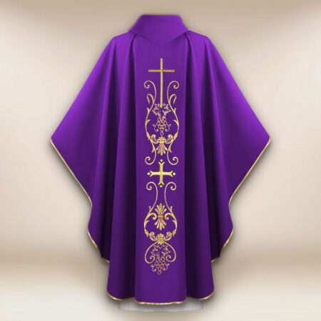Chasuble liturgique avec motif de croix