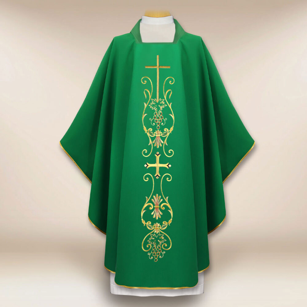 Chasuble liturgique avec le motif de la croix