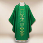 Chasuble liturgique avec le motif de la croix