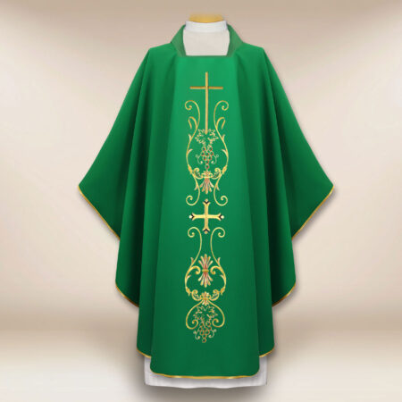 Chasuble liturgique avec le motif de la croix