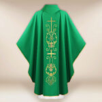 Chasuble liturgique avec le motif de la croix