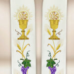 Étole liturgique brodée avec motif de calice