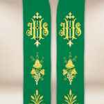 Étole liturgique brodée avec IHS