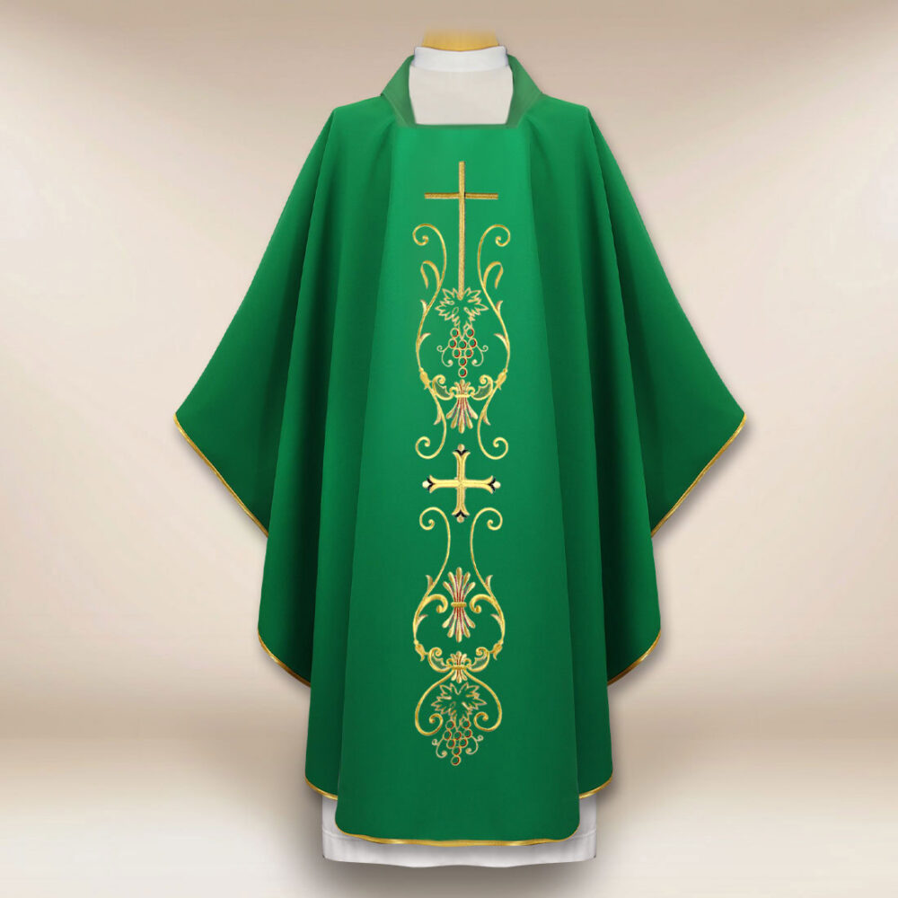 Chasuble liturgique avec motif de croix