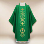 Chasuble liturgique avec motif de croix