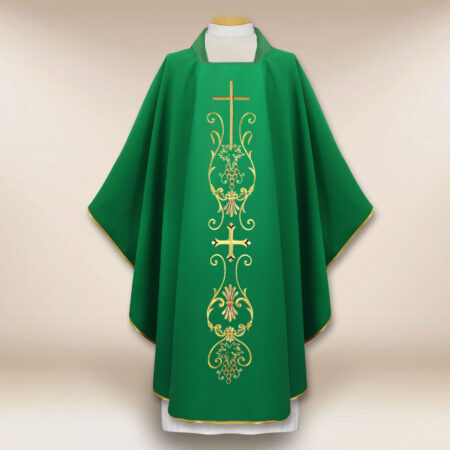 Chasuble liturgique avec motif de croix
