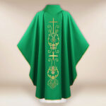 Chasuble liturgique avec motif de croix