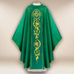 Chasuble verte avec pas brodé