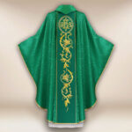 Chasuble verte avec pas brodé