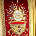 Chasuble en soie richement brodée