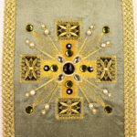 chasuble en soie brodée
