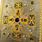 chasuble en soie brodée