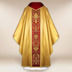 Chasuble en soie richement brodée