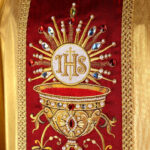 Chasuble en soie richement brodée