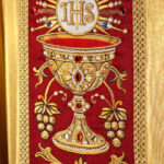 Chasuble en soie richement brodée