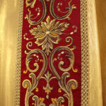Chasuble en soie richement brodée