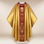 Chasuble en soie richement brodée