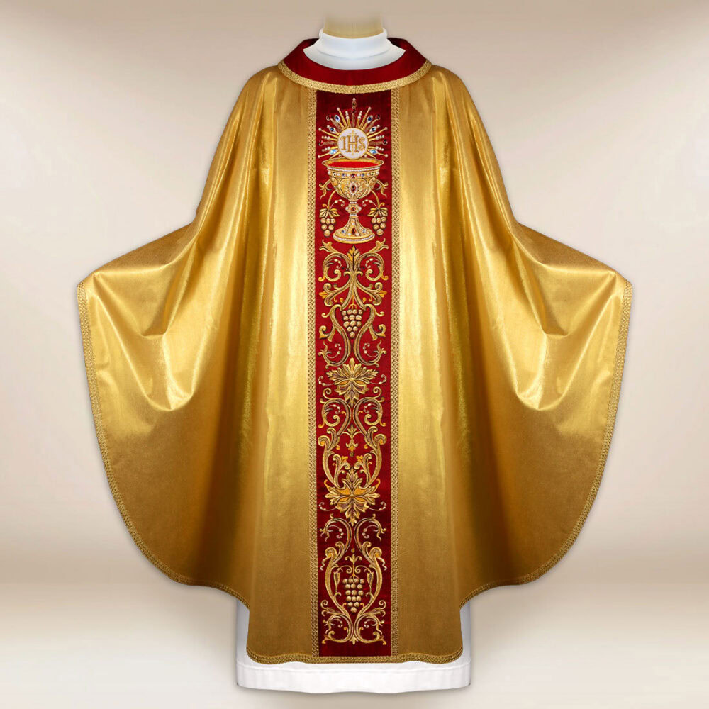 Chasuble en soie richement brodée