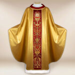 Chasuble en soie richement brodée