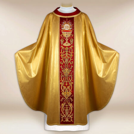 Chasuble en soie richement brodée