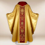 Chasuble en soie richement brodée