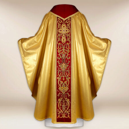 Chasuble en soie richement brodée