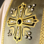 chasuble en soie brodée