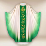 Chasuble avec bande verte IHS