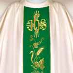 Chasuble avec bande verte IHS